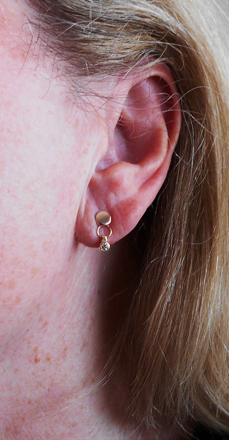 14k Yellow Gold Diamond Dangle Earrings: .10ct SI1