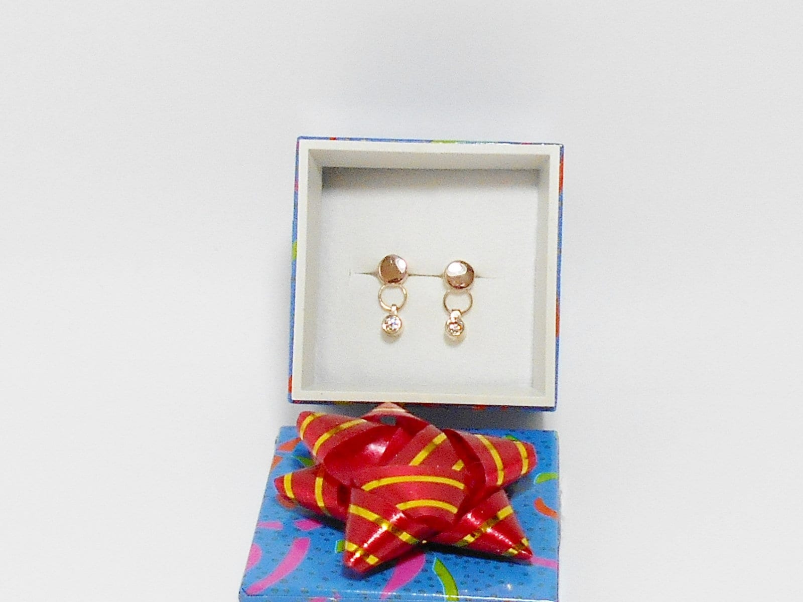 14k Yellow Gold Diamond Dangle Earrings: .10ct SI1