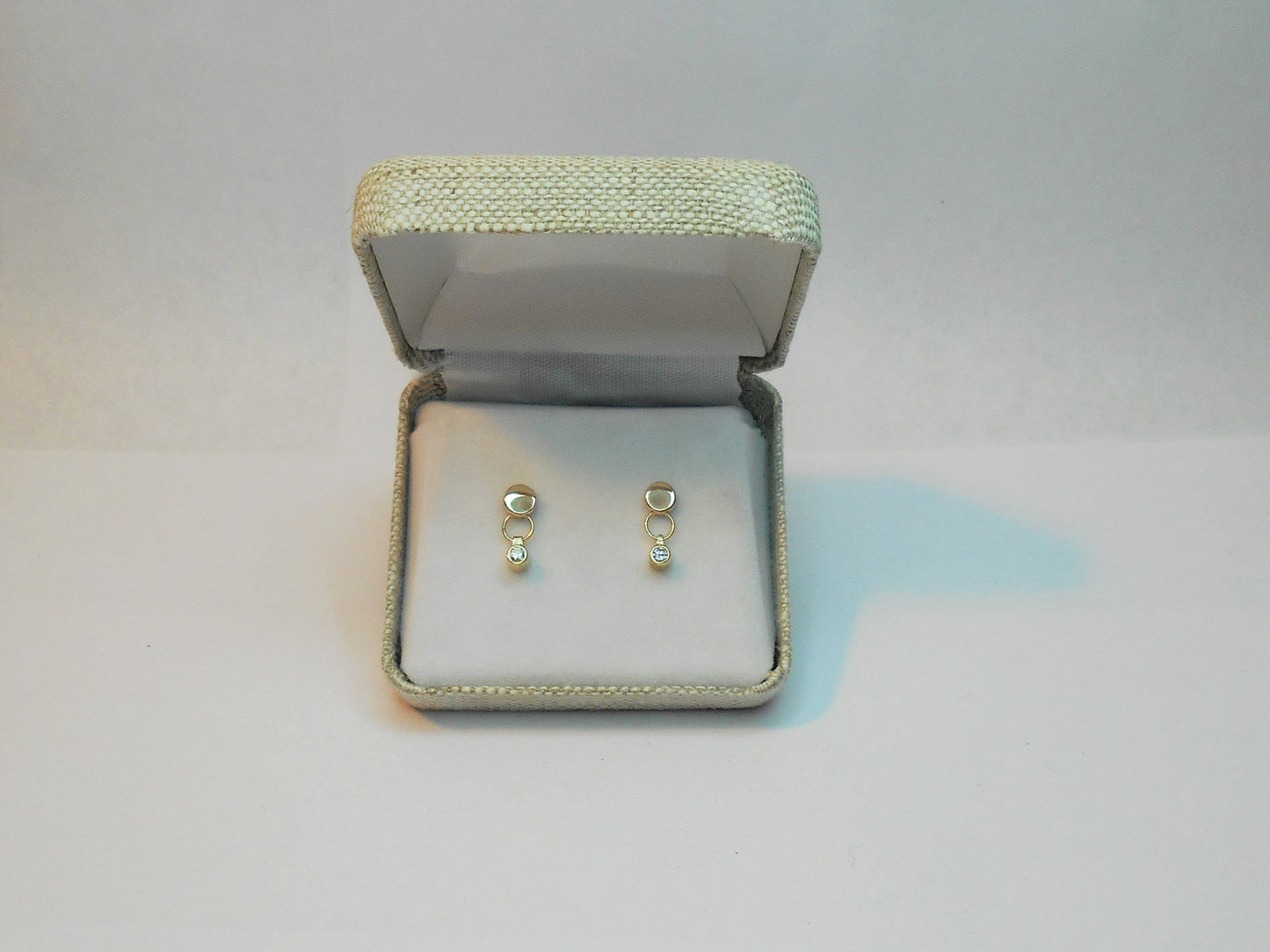 14k Yellow Gold Diamond Dangle Earrings: .10ct SI1