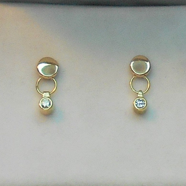 14k Yellow Gold Diamond Dangle Earrings: .10ct SI1