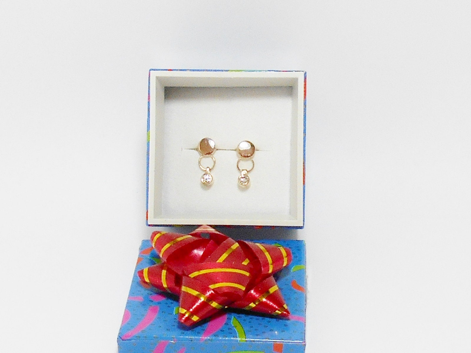 14k Yellow Gold Diamond Dangle Earrings: .10ct SI1